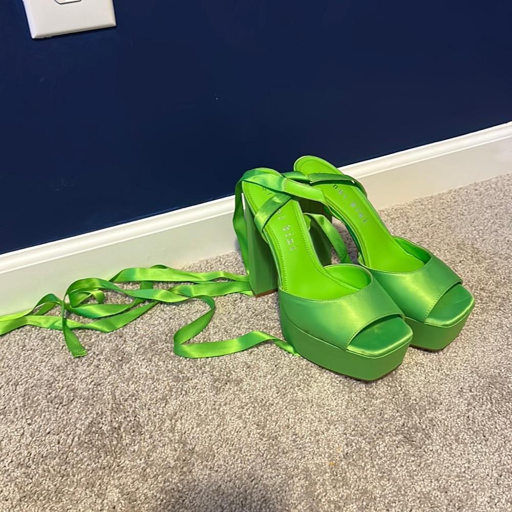Gianni Bini Lime Platform Heel - Picture 1 of 7